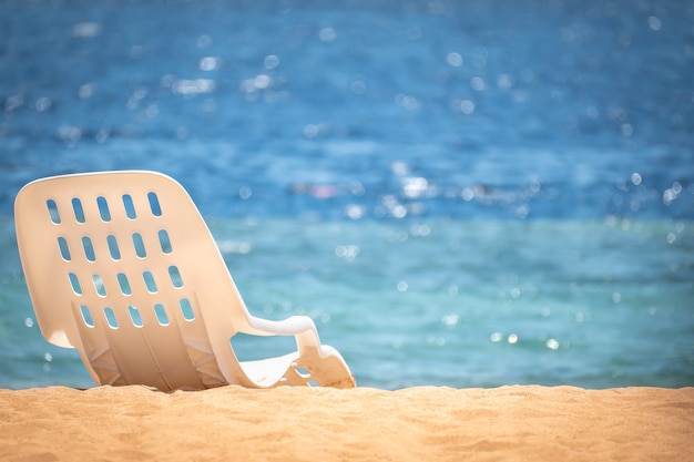 Piękna plaża. Leżak na piaszczystej plaży w pobliżu morza. Letnie wakacje i koncepcja wakacji dla turystyki. Inspirujący tropikalny krajobraz. Spokojna sceneria, relaksująca plaża. kopiuj przestrzeń