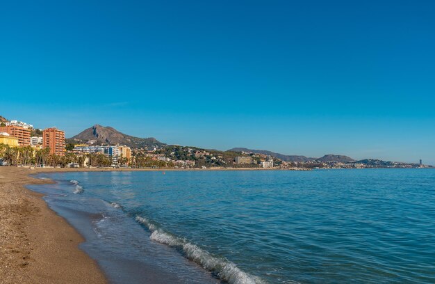 Piękna plaża Malagueta i jej palmy w mieście Malaga, Andaluzja. Hiszpania