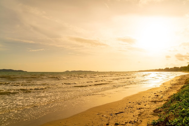 Piękna plaża morska z czasem zachodu słońca