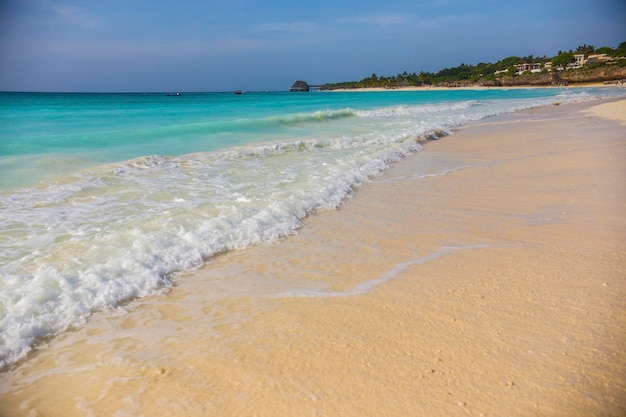 Piękna plaża na Zanzibarze. Rajska plaża z błękitną wodą w wiosce Kendwa, Zanzibar, Tanzania