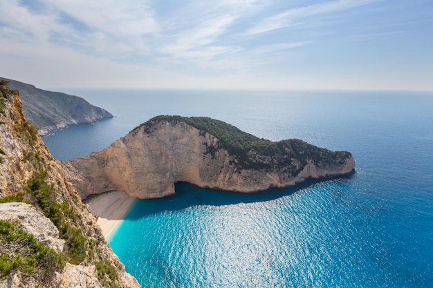 Piękna plaża Navagio na wyspie Zakynthos w Grecji