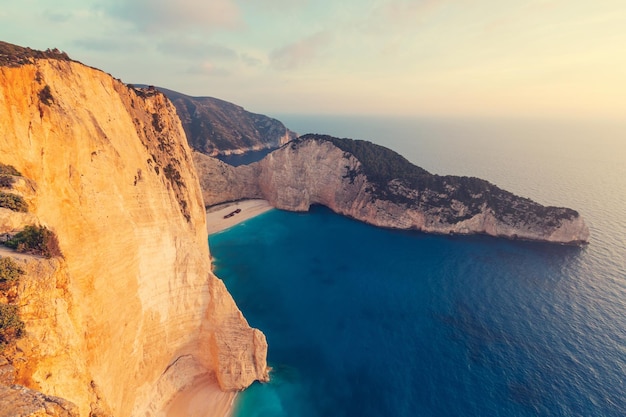 Piękna plaża Navagio na wyspie Zakynthos w Grecji