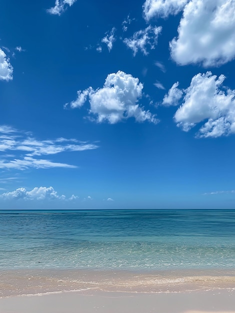 Piękna plaża, niebieska woda, niebieskie tło.