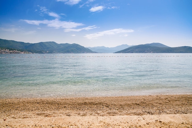 Piękna plaża Njivice w Zatoce Kotorskiej