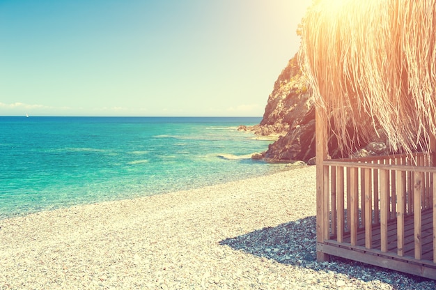 Piękna plaża w Kemer, Turcja. Podróże i wakacje w tle, filtr vintage