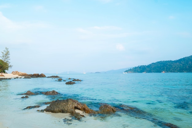 Piękna Plaża W Lecie Koncepcja Podróży, Wakacji I Wakacji. Wyspa Lipe W Tajlandii.