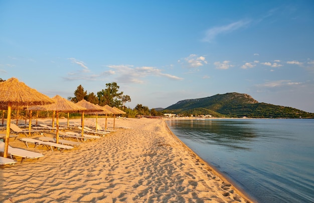 Piękna plaża w Toroni w Grecji