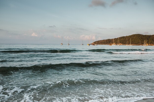 Piękna plaża z bardzo czystą i lazurową wodą na Morzu Śródziemnym na Ibizie?