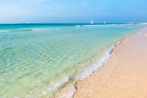 Piękna plaża z białym piaskiem i turkusową wodą Białe jachty na morzu