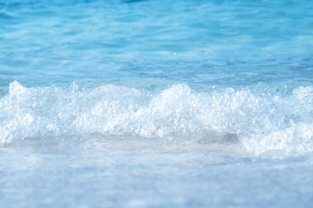 Zdjęcie piękna plaża z białym piaskiem z miękkimi falami oceanu w lecie