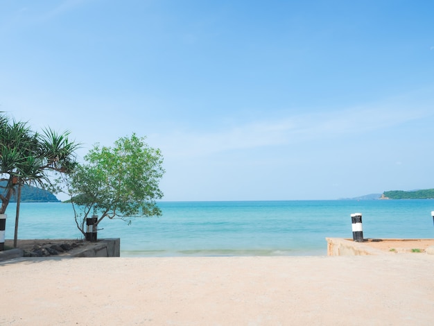 Piękna plaża z błękitnym oceanem, błękitnym niebem i krajobrazem z widokiem na góry i jasnym światłem słonecznym na wakacjach