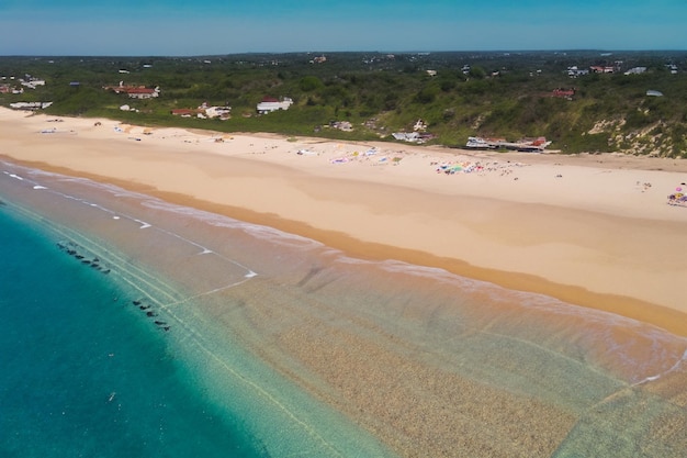 Piękna plaża z piaskiem i falami