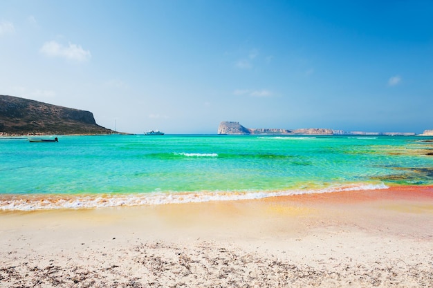 Piękna plaża z różowym piaskiem w lagunie Balos, Kreta, Grecja