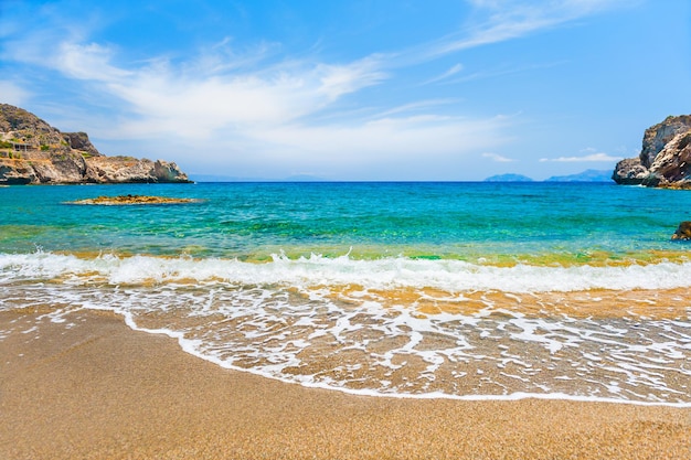 Piękna plaża z turkusową wodą i piaskiem w Agios Pavlos, Kreta, Grecja.