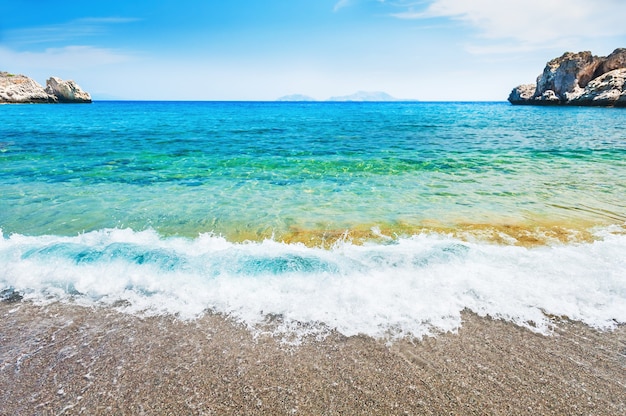 Piękna plaża z turkusową wodą. Wyspa Kreta, Grecja. Letni krajobraz