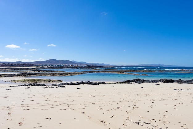 piękna plaża ze złotym piaskiem i krystalicznie czystą wodą, Fuerteventura
