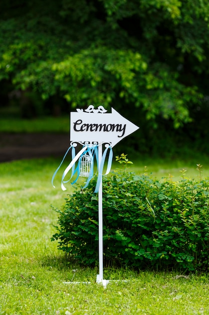 Piękna plenerowa ślubna ceremonia przy parkiem