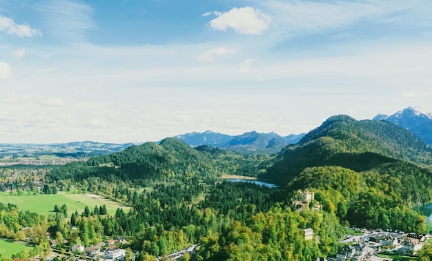 Piękna przyroda europejskich Alp krajobraz widok alpejskich gór jeziora i wioski w sezonie wiosennym podróży i przeznaczenia