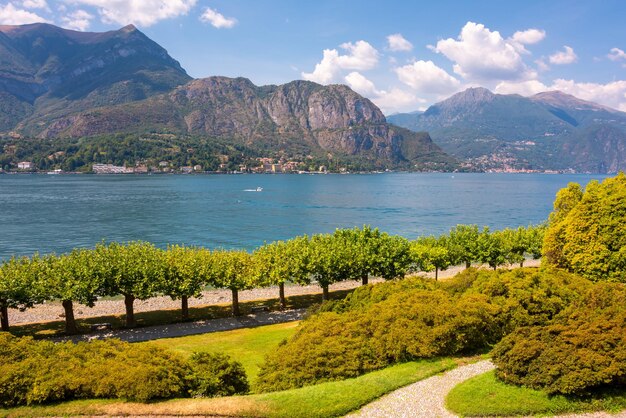 Piękna przyroda jeziora Como we Włoszech w letnim słynnym miejscu turystycznym