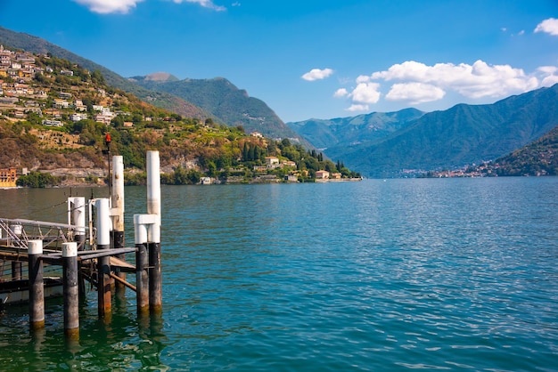 Zdjęcie piękna przyroda jeziora como we włoszech w letnim słynnym miejscu turystycznym