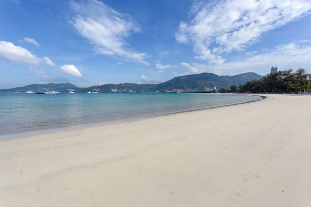 Zdjęcie piękna przyroda morza andamańskiego i białej piaszczystej plaży w patong beach phuket island tajlandia