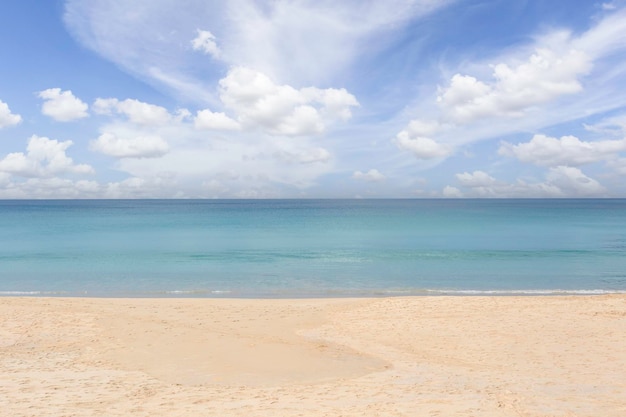 Piękna przyroda Morza Andamańskiego i białej piaszczystej plaży w Patong Beach Phuket Island Tajlandia