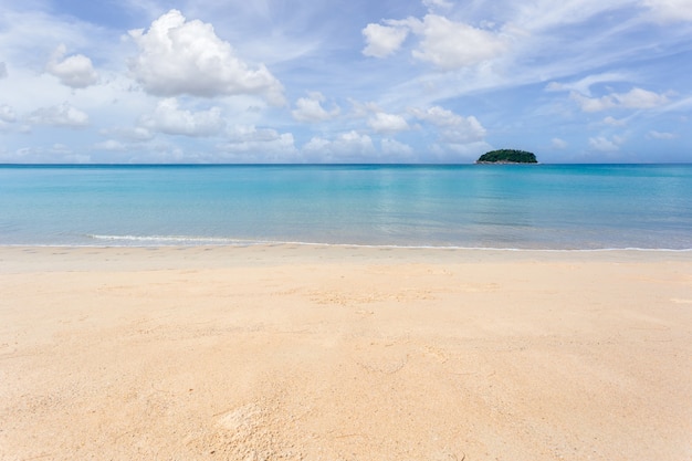 Piękna przyroda Morza Andamańskiego i piaszczystej plaży w godzinach porannych w Patong Beach, Phuket Island, Tajlandia. Koncepcja przyrody i podróży