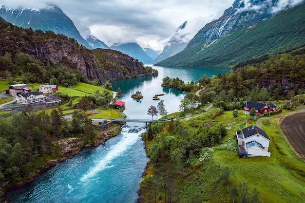 Piękna przyroda Norwegia naturalny krajobraz fotografii lotniczej. jezioro Lovatnet.