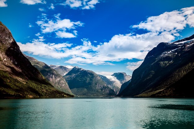 Piękna przyroda Norwegia naturalny krajobraz. jezioro Lovatnet.