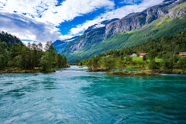 Piękna przyroda Norwegia naturalny krajobraz. jezioro Lovatnet.