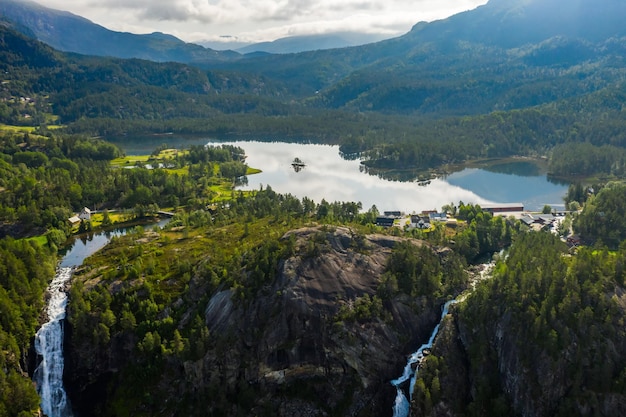 Piękna przyroda Norwegia naturalny krajobraz Panorama Wodospad Latefossen Odda Norwegia Latefoss to potężny bliźniaczy wodospad