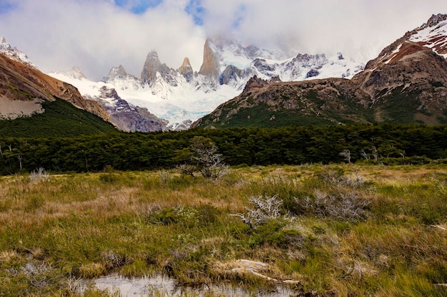 Piękna przyroda Patagonii. Trekking Fitz Roy, widok na Andy, Park Narodowy Los Glaciers