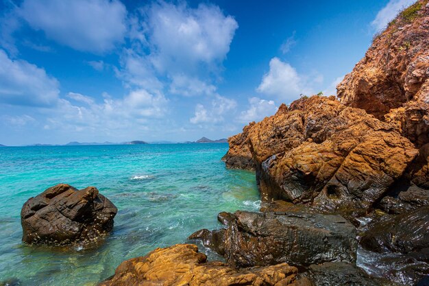 Piękna przyroda wysp na Morzu Andamańskim w Parku Narodowym Similan Islands Mu Ko Similan