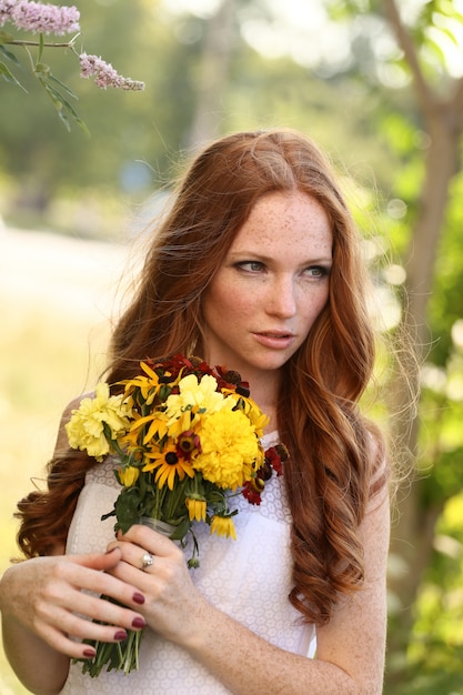 Piękna redhair panna młoda outdoors