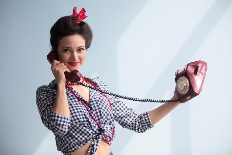 Piękna retro dziewczyna ze starym telefonem