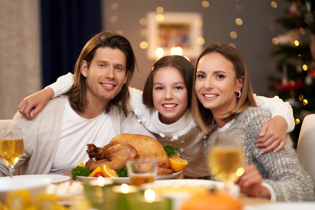 piękna rodzina spędzająca święta w domu