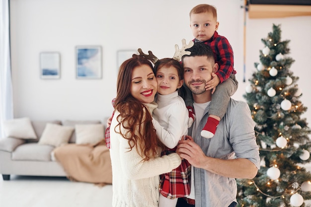Piękna rodzina świętuje Nowy Rok i Boże Narodzenie w domu!