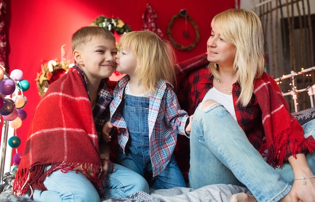 Piękna rodzina w strojach noworocznych, przytulanie, zabawa w domu