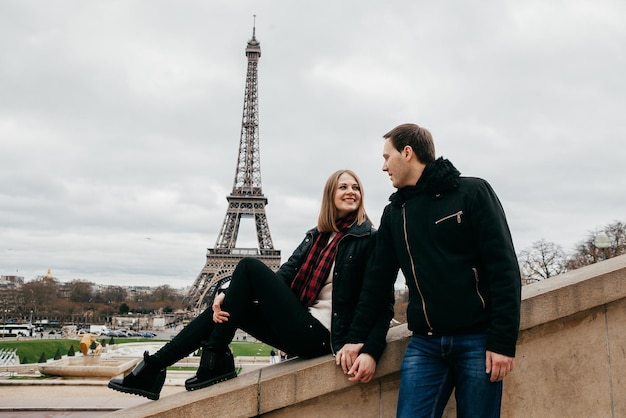 Piękna romantyczna para w Paryżu w pobliżu wieży Eiffla