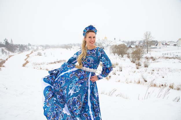 Piękna Rosjanka w zimowej sukience narodowej