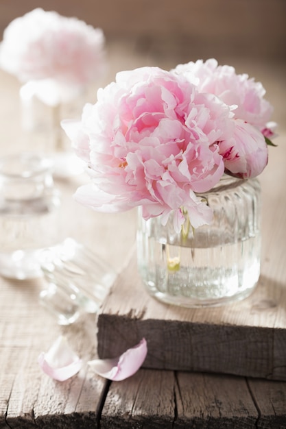 Piękna różowa piwonia bukiet kwiatów w wazonie