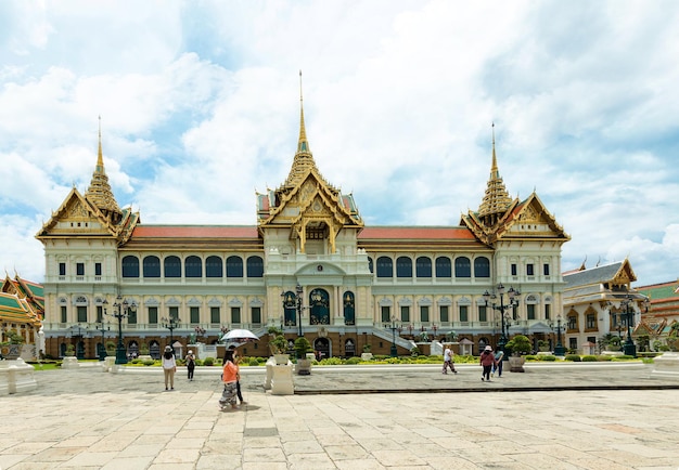 Piękna sala tronowa Chakri Maha Prasart w Bangkoku z ludźmi