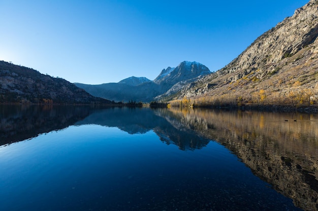 Piękna scena przyrody w jesiennych górach. Odbicie jeziora Sierra Nevada.