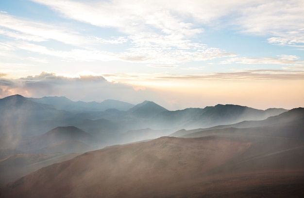 Piękna scena wschodu słońca na wulkanie Haleakala, wyspa Maui, Hawaje