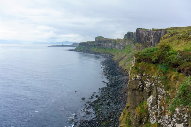 Piękna sceneria morskich klifów po drugiej stronie wodospadu Kilt Rock and Mealt, Isle of Skye, Szkocja