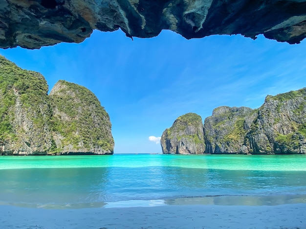 Piękna sceneria plaży Maya Bay na wyspie Phi Phi Krabi Tajlandia punkt orientacyjny Azja Południowo-Wschodnia Podróże wakacje i koncepcja wakacji