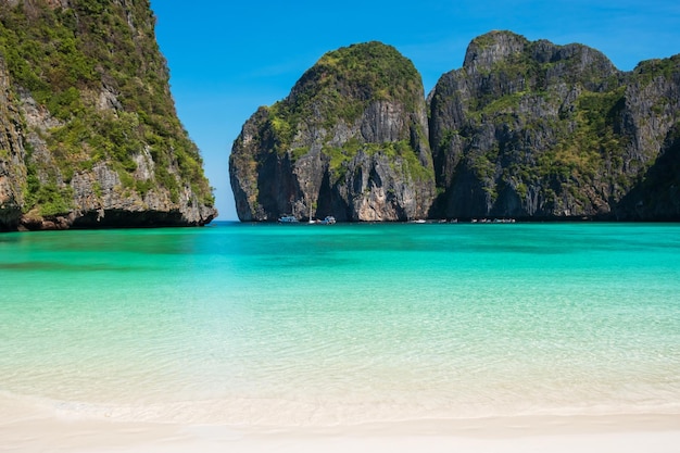 Piękna sceneria plaży Maya Bay na wyspie Phi Phi Krabi Tajlandia punkt orientacyjny Azja Południowo-Wschodnia Podróże wakacje i koncepcja wakacji