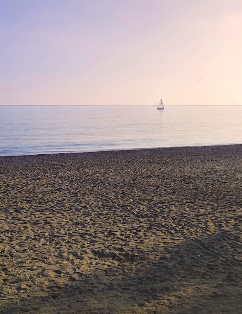 Zdjęcie piękna sceneria plaży z pływającym statkiem