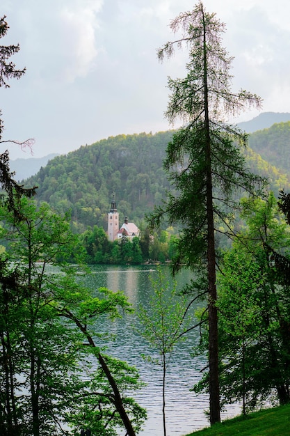 Piękna sceneria z kościołem na środku jeziora Bled, Słowenia