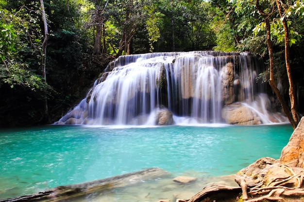 Piękna siklawa przy Erawan parkiem narodowym w Kanchanaburi, Tajlandia